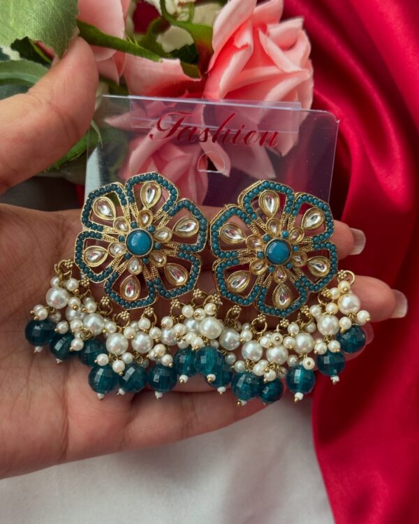 Flower studs - Teal blue