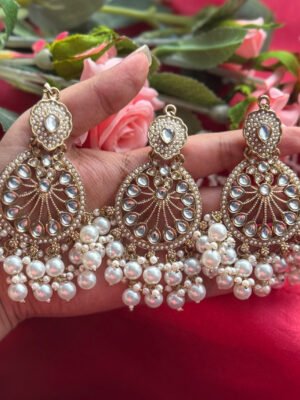 Diljeet Kundan Earrings With Mangtika – White