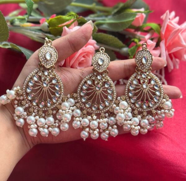 Diljeet Kundan Earrings With Mangtika - White