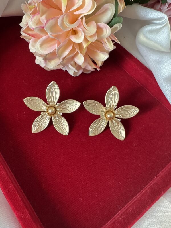 Flower Earrings - Golden